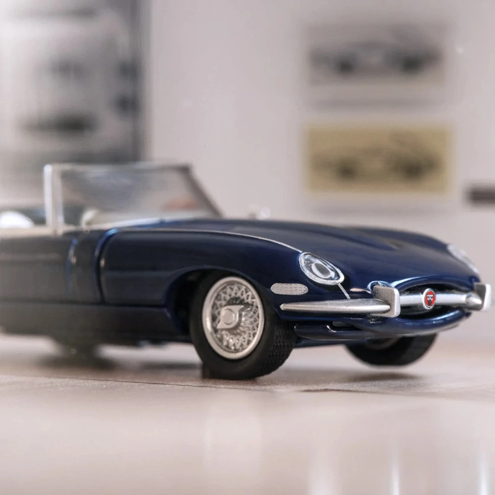 Hot Wheels x MoMA Jaguar E-Type Roadster - Blue JGL49
