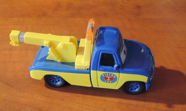 Cars 2 (Auta 2) - Race Tow Truck TOM - VYBALENÝ MODEL