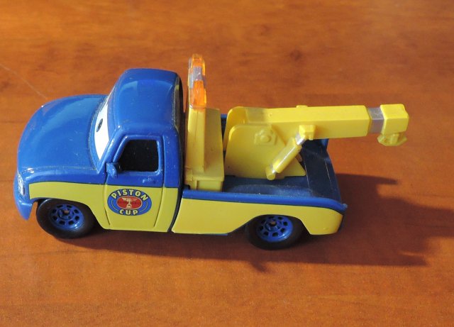 Cars 2 (Auta 2) - Race Tow Truck TOM - VYBALENÝ MODEL