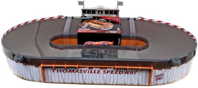 Cars 3 (Auta 3) - Thomasville Speedway (dráha + kufřík) + Lightning McQueen (Blesk)