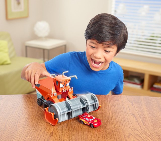 Cars 2 (Auta 2) - Color Changers Chase & Change Frank + Lightning McQueen (Blesk)